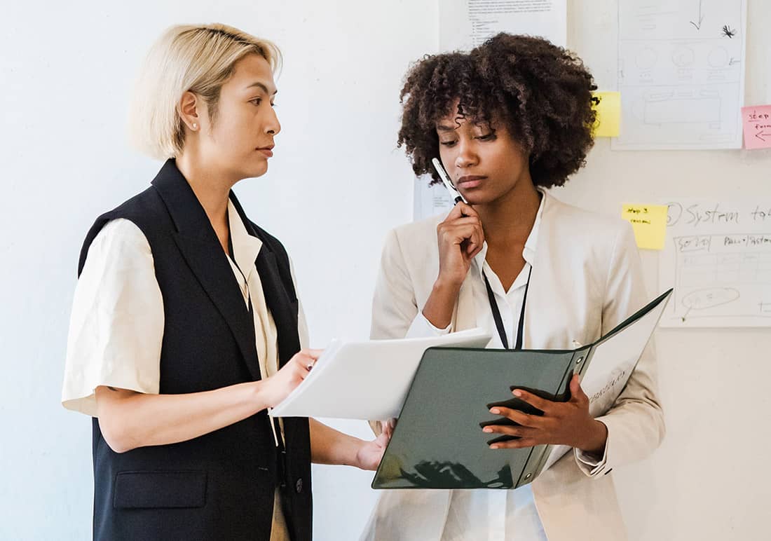 Two People Having a Discussion Mai e-Commerce